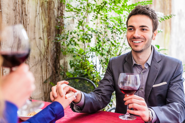 Молодой человек пьет красное вино
 - Фото, изображение