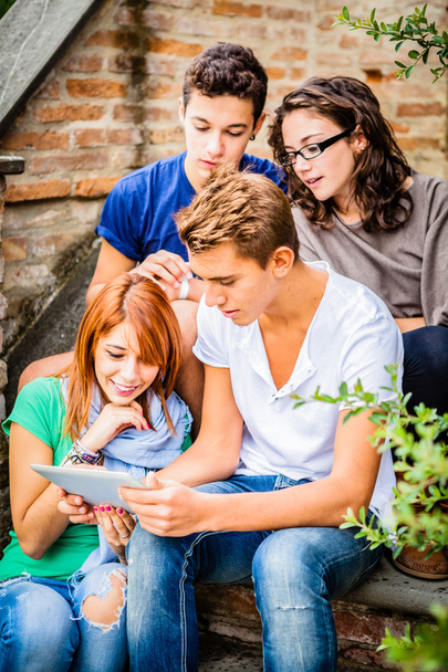 Schülergruppe mit digitalem Tablet  - Foto, Bild