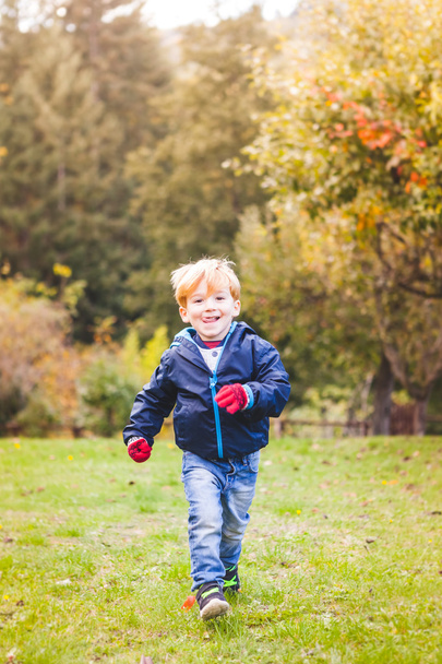 Happy child running at park - Foto, Bild