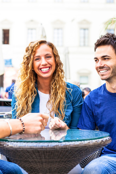 Szczęśliwa para spędza czas w kawiarni  - Zdjęcie, obraz