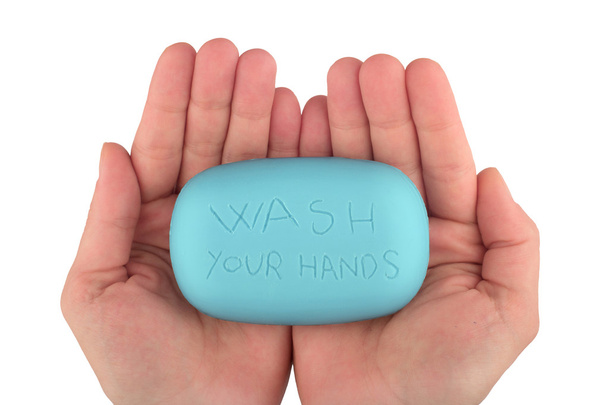 Χέρια κρατώντας μπλε σαπούνι με πλύνετε τα χέρια σας γραμμένο - Φωτογραφία, εικόνα