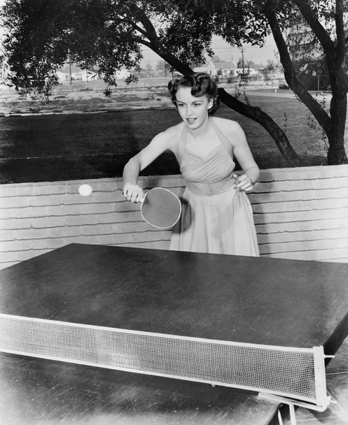 νεαρή γυναίκα που παίζει πινγκ-πονγκ - Φωτογραφία, εικόνα
