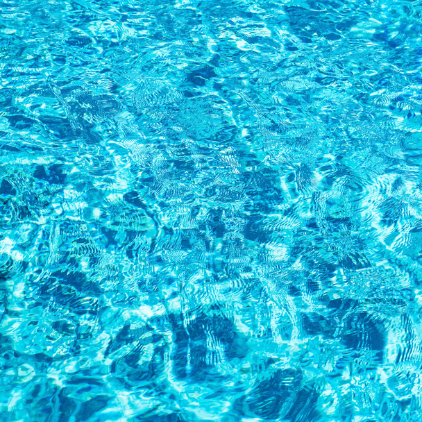 Bazén vody povrchové vody jasné modré reflexe vlnky čtvercové kompozice  - Fotografie, Obrázek