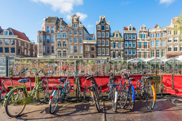 Muchos aparcamiento de bicicletas cerca del mercado de flores en Amsterdam, Países Bajos
 - Foto, imagen