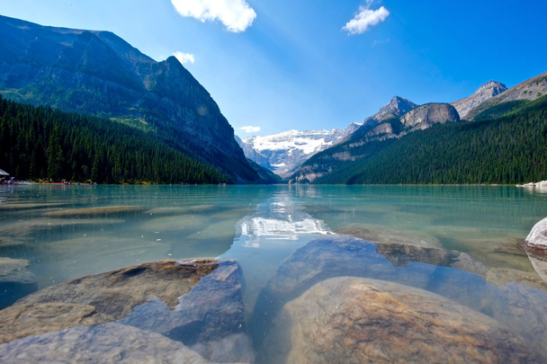 Reflexión de las montañas en el lago Louise
.  - Foto, Imagen