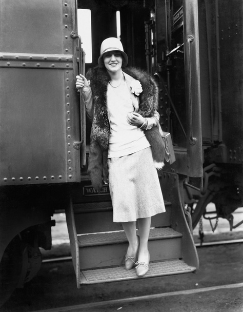 Frau steigt aus dem Zug - Foto, Bild