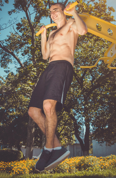 Hombre joven haciendo ejercicio al aire libre
 - Foto, imagen