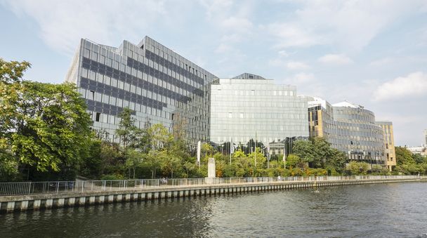 ジョナスのモダンな建物とベルリンの Redmann グループ - 写真・画像