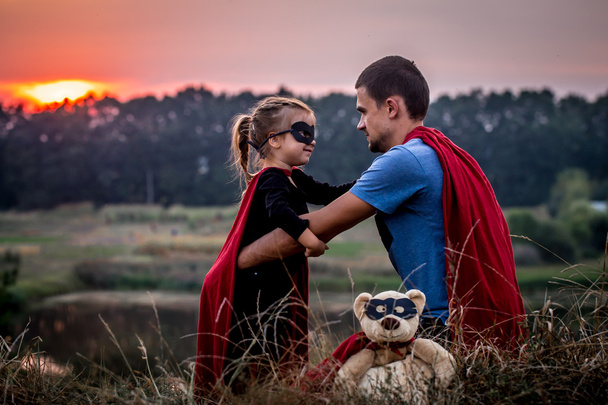 маленька дівчинка з татом, одягнена в супергероїв, щаслива любляча сім'я
 - Фото, зображення