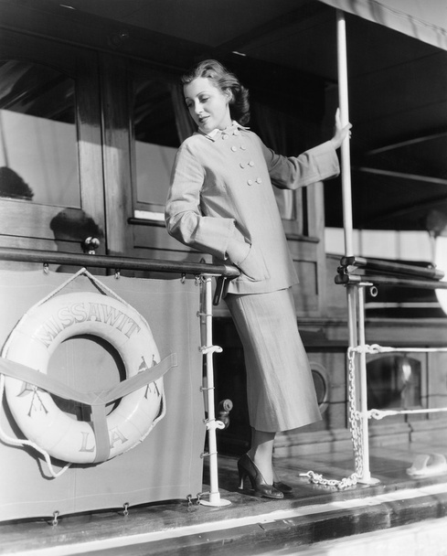 Jeune femme debout à la rambarde d'un bateau
 - Photo, image