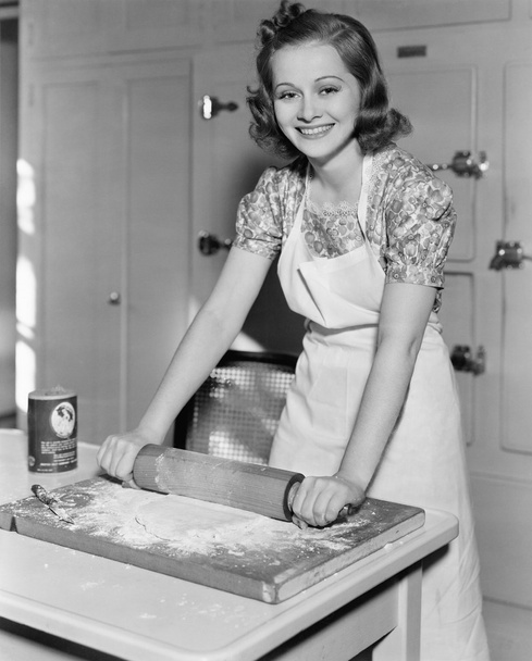 mladá žena kolejových těsto v kuchyni - Fotografie, Obrázek