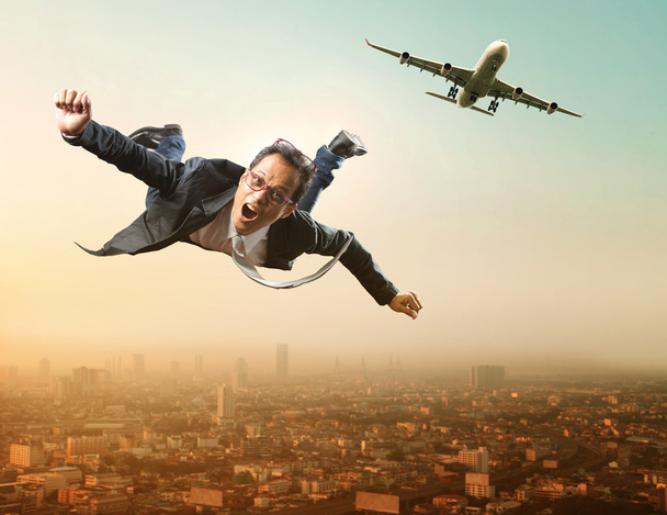 zakenman vliegen van passagiersvliegtuig vliegt over sky schraper - Foto, afbeelding