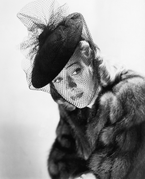 Egy fiatal nő rajta a szőr és a kalapot a fátyol portréja - Fotó, kép