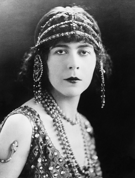 Portrait of a woman with ornate head jewelry - Foto, afbeelding