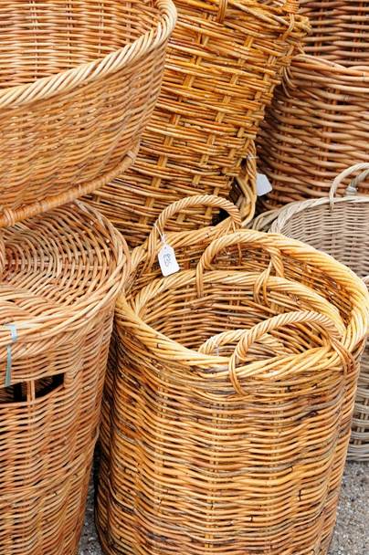 Tradiční proutěné košíky na prodej mimo obchod na hlavní třídě, Burford. - Fotografie, Obrázek
