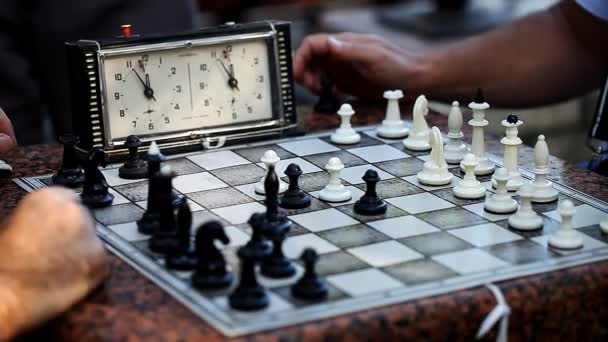 men playing chess outdoors - Video, Çekim