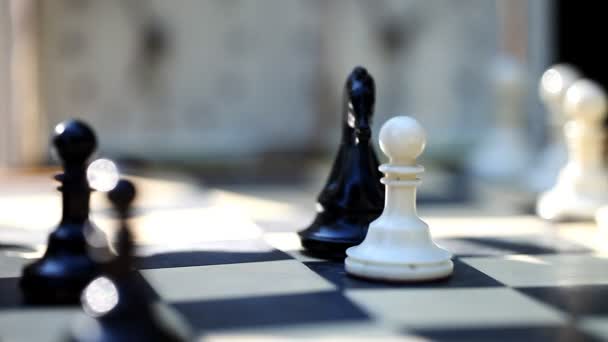 άνδρες που παίζουν σκάκι σε εξωτερικούς χώρους - Πλάνα, βίντεο