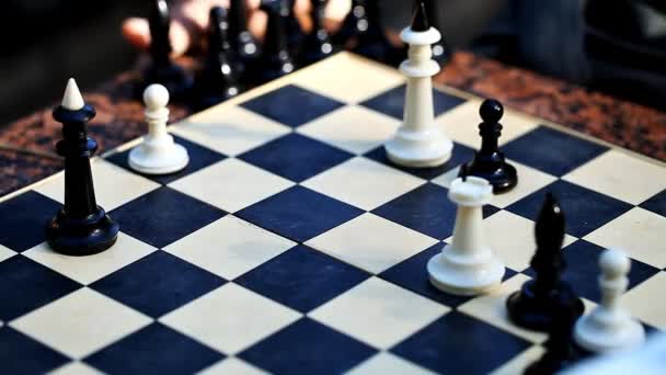 mężczyzn, gra w szachy na świeżym powietrzu - Materiał filmowy, wideo