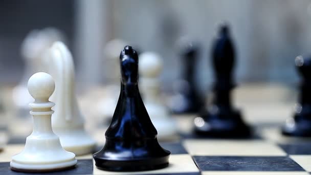mężczyzn, gra w szachy na świeżym powietrzu - Materiał filmowy, wideo