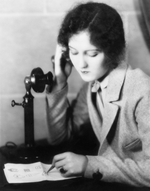 κοντινό πλάνο του μια γυναίκα που μιλάμε στο τηλέφωνο και αντλώντας από ένα φύλλο χαρτιού - Φωτογραφία, εικόνα
