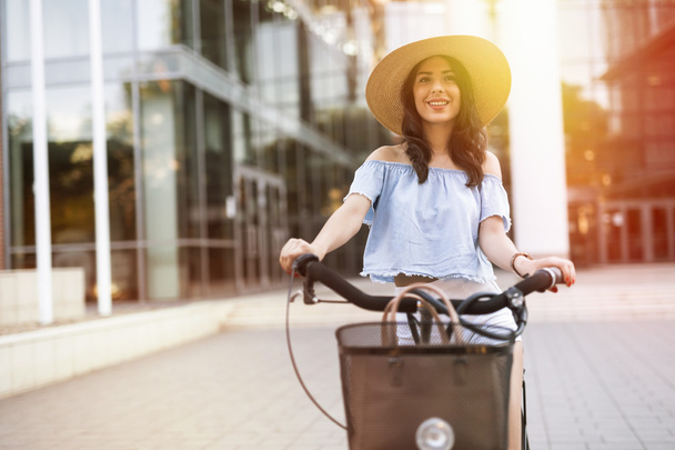 Donna attraente che utilizza la bicicletta
 - Foto, immagini