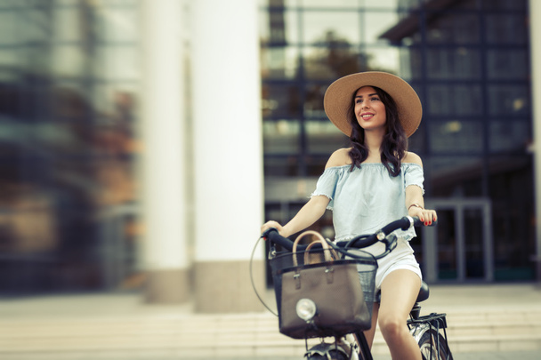 Tourist woman using bicycle - Valokuva, kuva