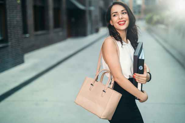  businesswoman carrying folders - Foto, immagini