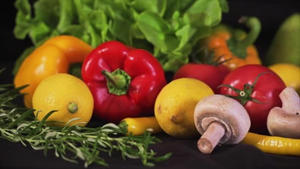 Värikäs sekoitus hedelmiä ja vihanneksia
 - Materiaali, video