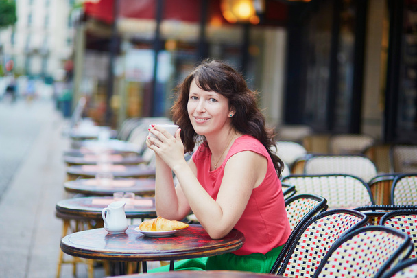 Woman drinking coffee in cafe - Fotografie, Obrázek