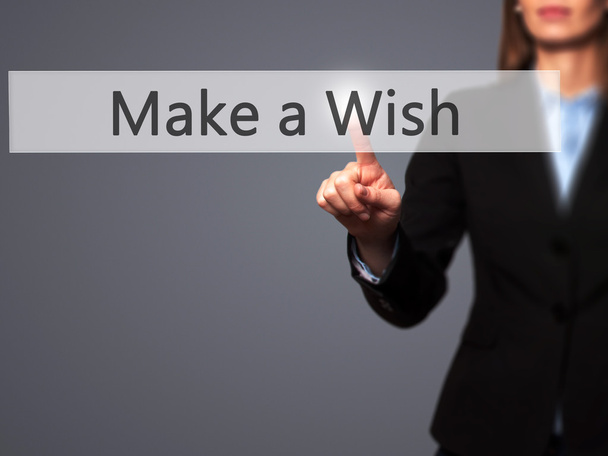 Faire un vœu - Femme d'affaires appuyant sur les boutons modernes sur une vertu
 - Photo, image