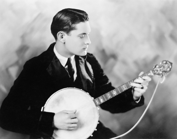 Homem a tocar um banjo
 - Foto, Imagem