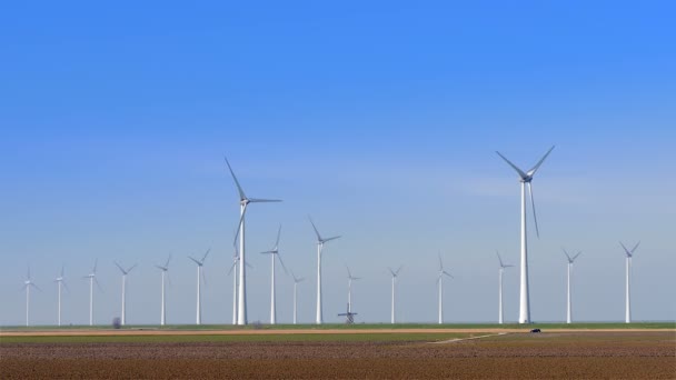 Nové větrné turbíny Starý větrný mlýn - Záběry, video