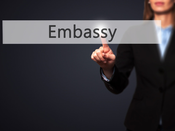 Ambasada-businesswoman naciskając nowoczesne przyciski na wirtualnym SC - Zdjęcie, obraz