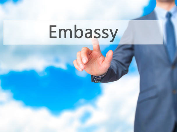 Embajada - Empresario haga clic en la pantalla táctil virtual
. - Foto, Imagen