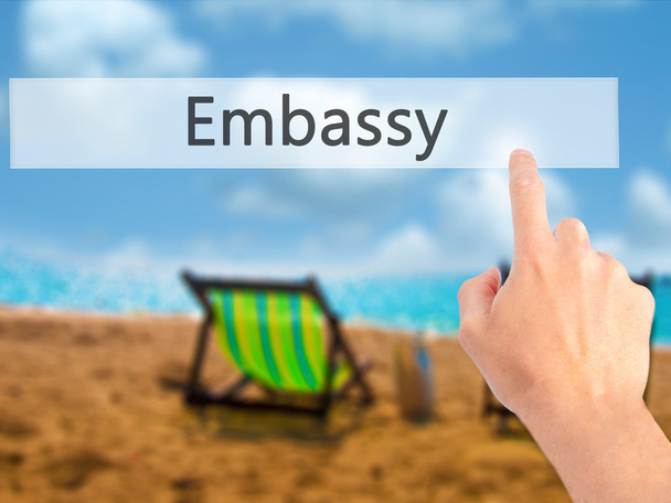 Посольство - Рука натискає кнопку на розмитому фоні концепції o
 - Фото, зображення