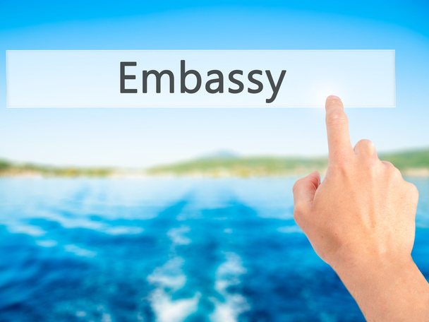 Πρεσβεία-χέρι πατώντας ένα κουμπί σε θολή φόντο o - Φωτογραφία, εικόνα