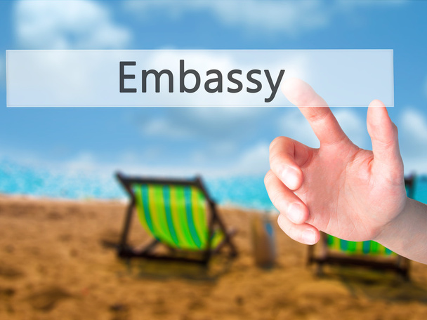 Ambassade - Appuyer à la main sur un bouton sur fond flou concept o
 - Photo, image