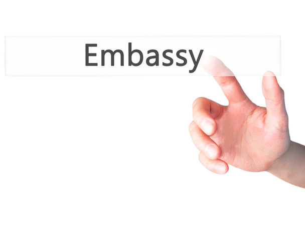 Ambassade - Appuyer à la main sur un bouton sur fond flou concept o
 - Photo, image
