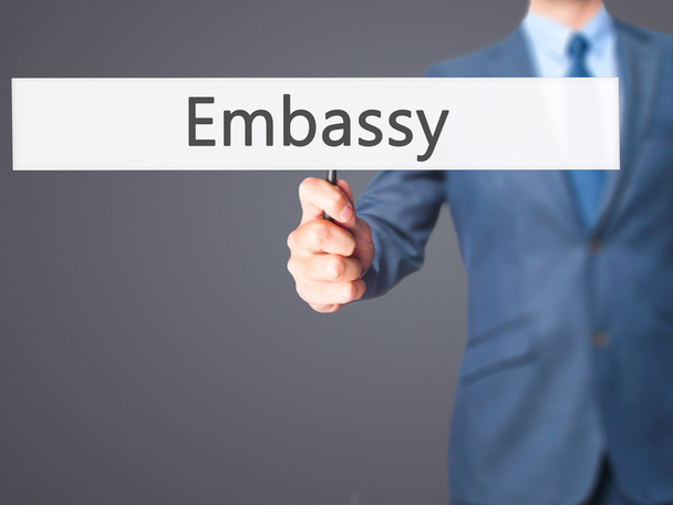 Ambassade - Panneau de tenue de main pour homme d'affaires
 - Photo, image