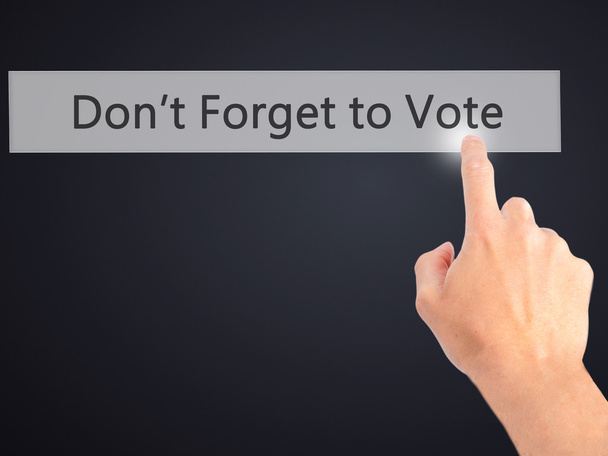 Nie zapomnij głosować-ręka naciskając przycisk na niewyraźne backgro - Zdjęcie, obraz