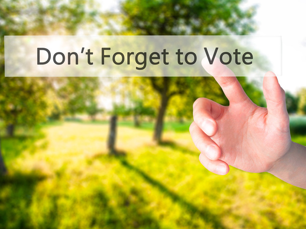 N'oubliez pas de voter - Appuyez à la main sur un bouton sur le dos flou
 - Photo, image