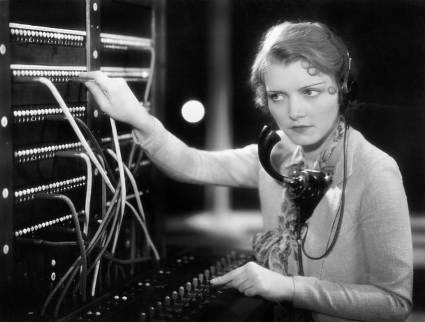 młoda kobieta pracuje jako operator telefoniczny - Zdjęcie, obraz