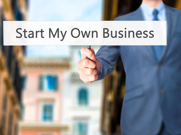 Iniciar mi propio negocio - Empresario mano sosteniendo el cartel
 - Foto, imagen