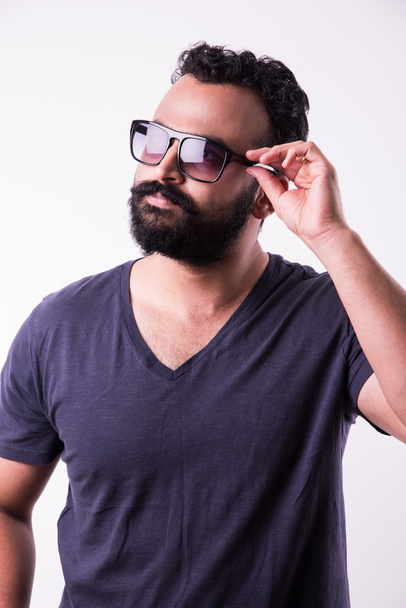 Portré egy indiai szakállas férfi napszemüveg - Fotó, kép