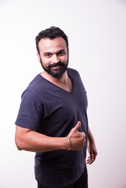 hipster indio joven con barba y bigote mostrando signo de éxito o pulgares hacia arriba con ambas manos, aislado sobre fondo blanco
 - Foto, Imagen