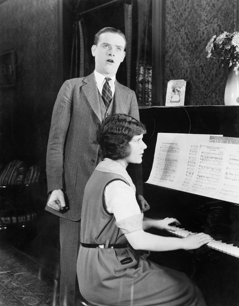 Éneklés férfi és nő zongorázni - Fotó, kép