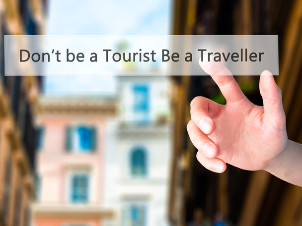 Não seja um turista Seja um viajante - Mão pressionando um botão no bl
 - Foto, Imagem