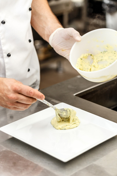 Chef add mashed potatoes on plate - Фото, изображение