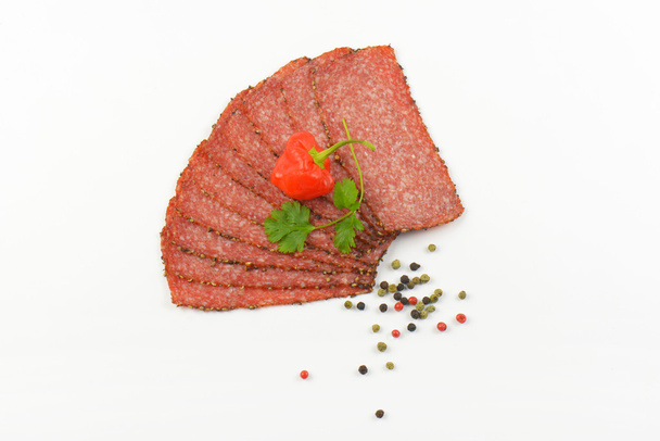 dünne, in Scheiben geschnittene Salami - Foto, Bild