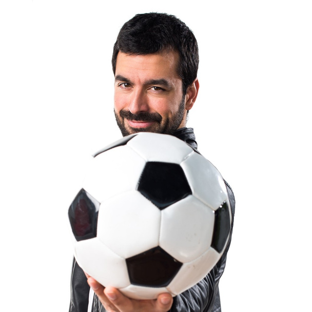 Homme veste en cuir tenant un ballon de football
 - Photo, image